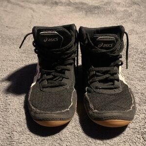 Asics Youth 4.5 Wrestling Shoes Black and White Gently Used.